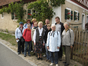 Margarete J&auml;ckl vor Goglhof mit den interesierten G&auml;sten