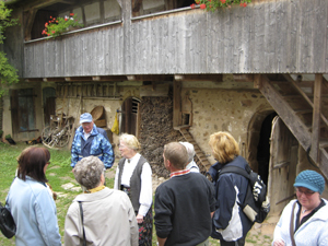 Margarete J&auml;ckl vor Goglhof mit den interesierten G&auml;sten