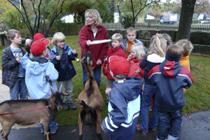 Frau Fischer mit Esmeralda, Peter und den Schulkindern