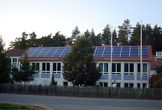 Photovoltaikanlange auf dem Schulhausdach in Ottensoos